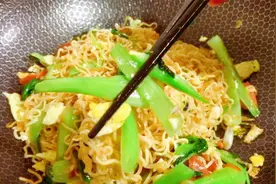 煮方便面时，很多人忽略了一个步骤，难怪煮出的方便面不好吃视频封面