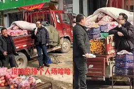 48岁汪涵路边摊吆喝，用河南话喊老乡们捧场，与水果摊主搂肩唱歌视频封面