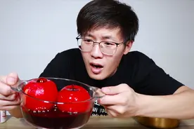小伙怀疑抖音的红心苹果是染色做成的，直接亲自动手验证一下！