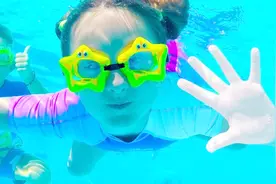 小萝莉和小正太学游泳 唱游泳儿歌