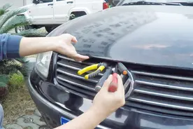 汽车保养盲区之一，引擎盖突然打不开怎么办？教你自己动手打开它视频封面