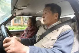 72岁大爷开车上路被拦，掏出驾驶证交警立马敬礼，真实身份太特殊视频封面