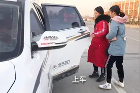 农村媳妇拿驾照没多久，开车去学校接小姑子，看看这技术咋样？视频封面