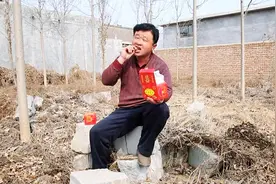 农村老爸吃果子，为啥不给儿子吃？理由太牛了，儿子心服口服！视频封面