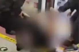 现场！保安地铁拖拽女乘客致外衣脱落 警方：正逐一找人还原经过