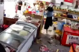 两女子与老板娘闹矛盾打砸超市，现场一片狼藉视频封面