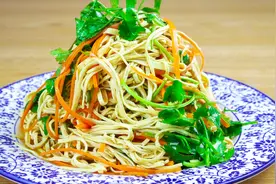 饭店“凉拌豆腐皮”为啥好吃？大厨教你一招，原来还要加这些调料视频封面