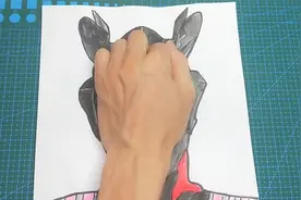 挑战用手掌放在普通纸手绘黑暗赛罗奥特曼，简单好玩帅气的手势画视频封面