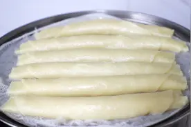 把面粉倒入滚烫的开水中，出锅瞬间变美食，很多人都没吃过，解馋