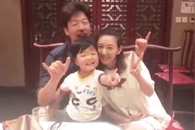 唐一菲带儿子给凌潇肃加油，三人开心比“耶”，儿子小奶音很软萌视频封面