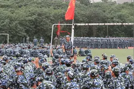 山东一学生军训被拉出来唱歌，开口后惊艳四座，网友惊呼王者视频封面