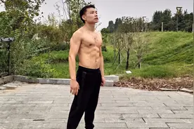 健腹轮锻炼要配合好呼吸，一个呼吸，一个节奏，不能乱