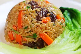 小学生午餐，做铁锅牛肉焖饭香味扑鼻，女儿吃完赞不绝口！视频封面