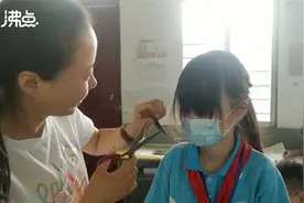 留守女生开学刘海长到遮住整脸 老师现场为其剪发：看到挺心酸的视频封面