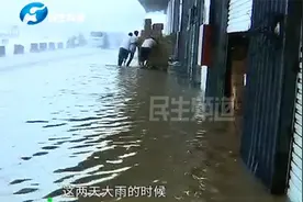 河南郑州：暴雨致仓库被淹日用品被泡，商户：货都漂出去了