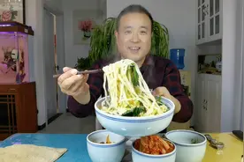 西北特色农家美食热汤面，做法简单味道好，天冷吃一碗很过瘾好吃