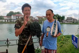 农民来到野河洗澡，拿着拖把带着洗衣粉，洗不白不准备上来了视频封面