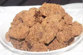 家里红糖结块了一定不要敲，赶快把它放进去，一放就变散了