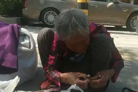 河南86岁老人路边开“杂货铺”，一天只挣十多块，外孙女准点接送视频封面