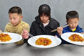 哥哥想吃火鸡面又怕辣，弟弟说加雪碧和牛奶就不辣了，结果翻车了