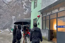 剧组拍电影有雨戏怎么办？一根水管就完成人工造雨，你觉得逼真吗视频封面