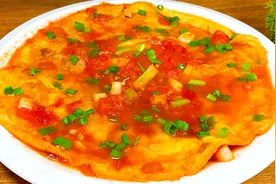 西红柿不要总是炒鸡蛋了，教你一个新吃法，汤汁浓郁拌啥都香