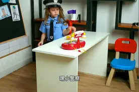 搞怪的小女孩变身安全官，是谁拿走了哑铃？视频封面