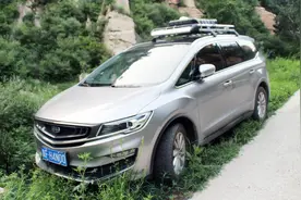 床车自驾游，如何解决在车里看电视娱乐的问题，这个设计很不错