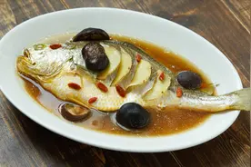 浙江人蒸鱼有妙招，鲜到两眼泪花掉！