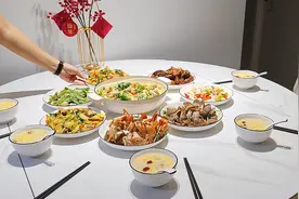 我家婆婆真是太厉害啦！只用1个铁锅做了1桌菜，全家都爱吃！