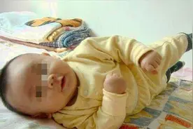 宝宝1个多月就会翻身，家人都说娃聪明，医生却痛斥家长的无知视频封面