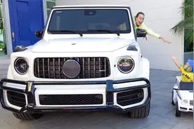 外国小男孩为妈妈改造汽车，妈妈送给小男孩一个玩具车车视频封面