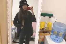 大猫试穿新购买的长筒靴，虽然系鞋带太困难，但显腿长超好看！