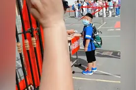 小学终开学 萌娃校门口哭的撕心裂肺频回头 妈妈却挥挥手：快去啊视频封面