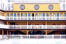 巴黎时装周show time!世界上第一件比基尼，出现在这家酒店的泳池视频封面