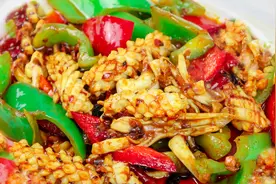 厨师长分享青椒炒鱿鱼的家常做法，口感鲜嫩无腥味，一看就能学会视频封面