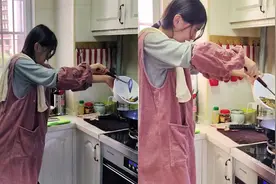 妈妈手把手教女儿做饭！鱼下锅吓得丢锅铲直接跑，网友：点外卖吧视频封面
