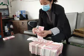 郑州一公交车厢有人遗落20万现金，车长不敢贸然认失主直接报警视频封面