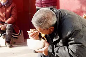 农村人在门口蹲着吃饭，城里人不理解，背后的真相你知道吗？视频封面
