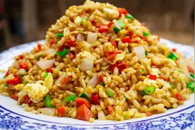 蛋炒饭是先炒鸡蛋还是先炒米饭？好多人都做错了，看大厨是咋做的