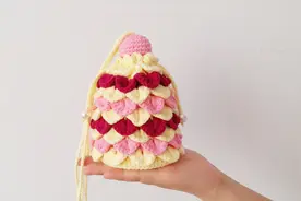 钩针编织，鱼鳞花样束口袋，非常可爱的一款蛋糕包包