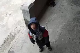 在外地打工的妈妈想念孩子打开家里监控，孩子一句话妈妈瞬间泪目