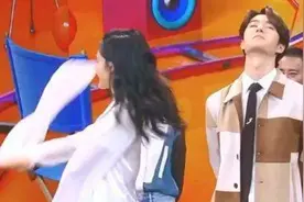 被昔日搭档李沁“撩”，王一博内心毫无波澜，把她当成大张伟？视频封面