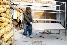 农民大哥没有电焊机，用这种方法做货架，你看可以吗？