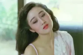 利智在赌王面前撩头发，有谁注意到何鸿燊的眼神？爱不爱一目了然视频封面