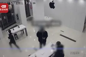 俩男孩假装买手机抢走两部iPhone14  商家：价值一万多，已报警视频封面