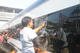 印度的火车窗户玻璃破了怎么办，用胶带粘上就行了视频封面