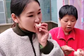 婆婆给儿媳买一筐鸡蛋，吃不完了，用这个法腌起来，真香！视频封面