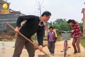 邻里情深1：看到邻居小孩哭，女子心疼，还主动照顾孩子视频封面
