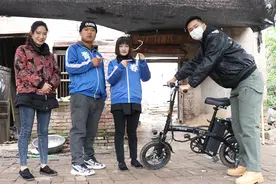 大可路边捡到一个金手表，拾金不昧还给失主，竟被奖励一辆电动车视频封面